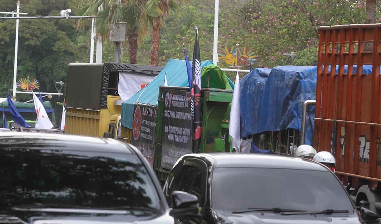 Puluhan truk parkir di Jalan Medan Merdeka Selatan, Jakarta, Rabu (2/7/2025).(Beritanasional.com/Oke Atmaja)