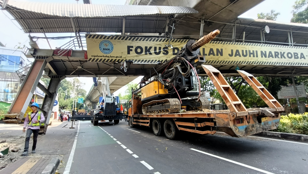 Petugas mengamankan lokasi Jembatan Penyeberangan Orang (JPO) di Jalan Kapten Tendean, Jakarta Selatan, Selasa (14/7/2026). (Beritanasional.com/Oke Atmaja)