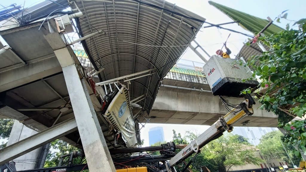 Petugas mengamankan lokasi Jembatan Penyeberangan Orang (JPO) di Jalan Kapten Tendean, Jakarta Selatan, Selasa (14/7/2026). (Beritanasional.com/Oke Atmaja)