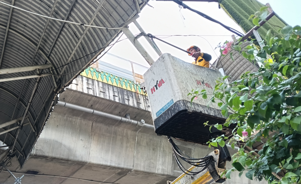 Petugas mengamankan lokasi Jembatan Penyeberangan Orang (JPO) di Jalan Kapten Tendean, Jakarta Selatan, Selasa (14/7/2026). (Beritanasional.com/Oke Atmaja)