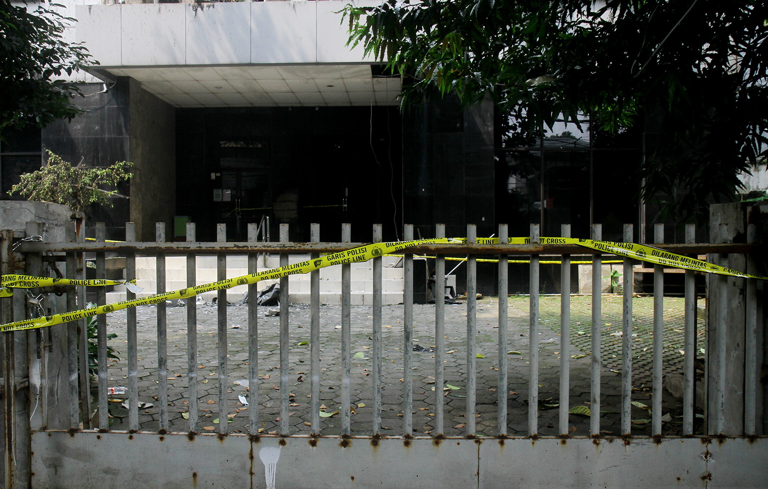 Seorang Jurnalis mengambil gambar gedung YLBHI yang terbakar di Menteng, Jakarta, Selasa (9/4/2024). (BeritaNasional/Oke Atmaja)