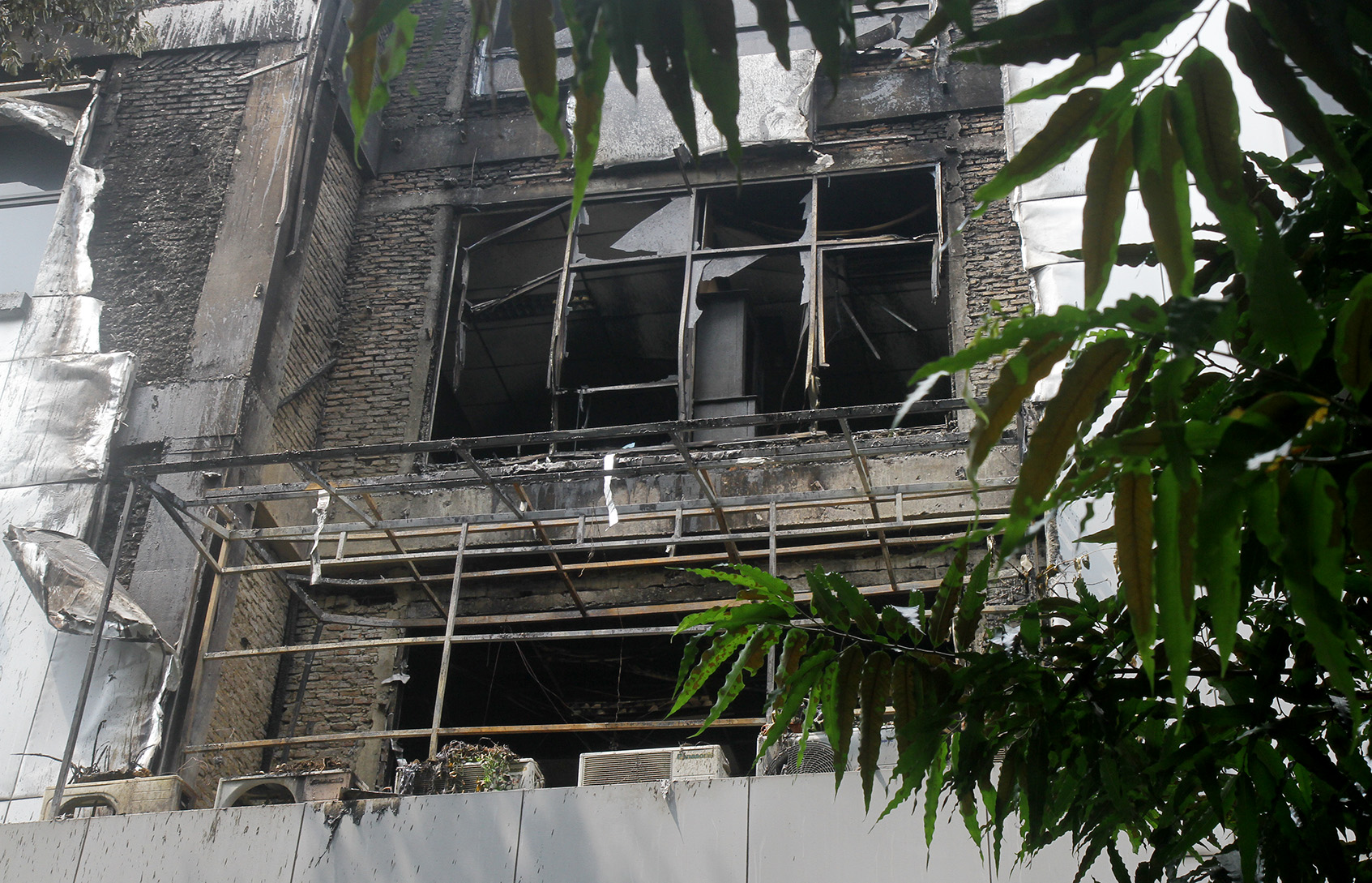 Seorang Jurnalis mengambil gambar gedung YLBHI yang terbakar di Menteng, Jakarta, Selasa (9/4/2024). (BeritaNasional/Oke Atmaja)