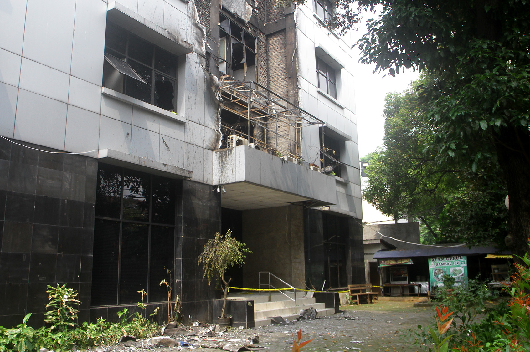 Seorang Jurnalis mengambil gambar gedung YLBHI yang terbakar di Menteng, Jakarta, Selasa (9/4/2024). (BeritaNasional/Oke Atmaja)