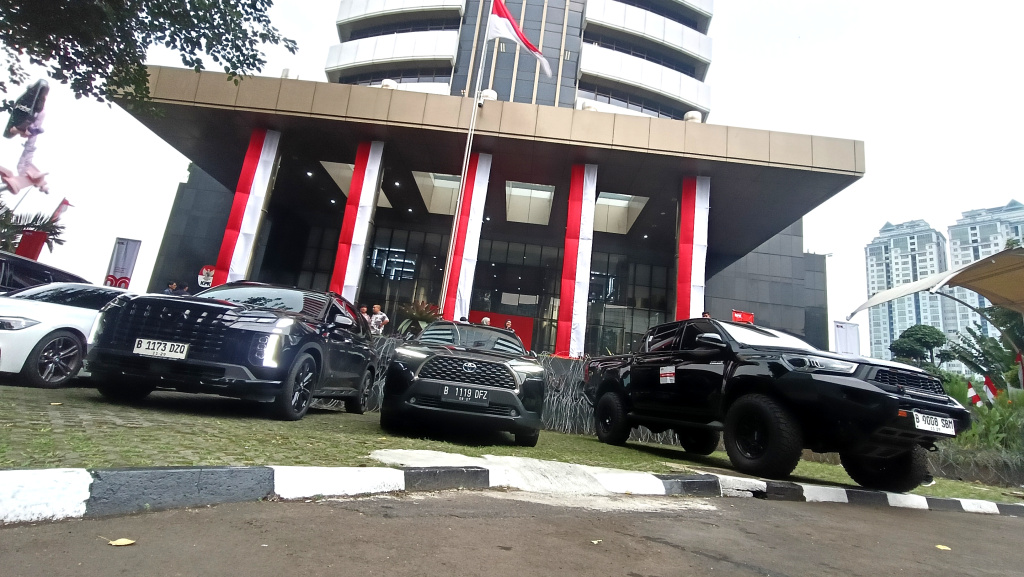 Penampakan Kendaraan Mewah Wamenaker Noel Disita KPK Sejumlah mobil milik Wakil Menteri Ketenagakerjaan Immanuel Ebenezer yang disita KPK diparkir di depan Gedung Merah Putih KPK, Jakarta Selatan, Kamis (21/8/2025). (Beritanasional.com/Oke Atmaja)