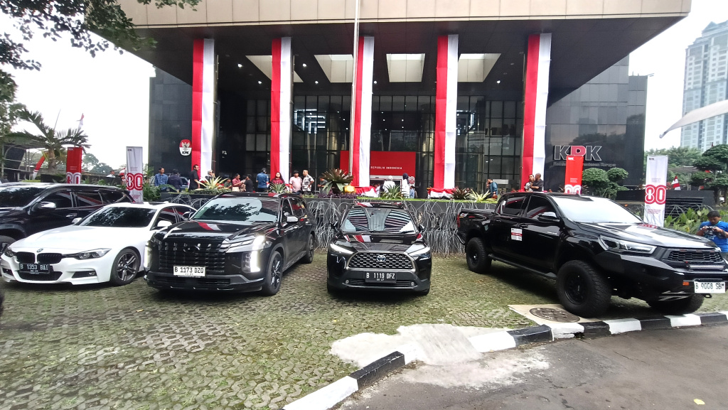 Penampakan Kendaraan Mewah Wamenaker Noel Disita KPK Sejumlah mobil milik Wakil Menteri Ketenagakerjaan Immanuel Ebenezer yang disita KPK diparkir di depan Gedung Merah Putih KPK, Jakarta Selatan, Kamis (21/8/2025). (Beritanasional.com/Oke Atmaja)