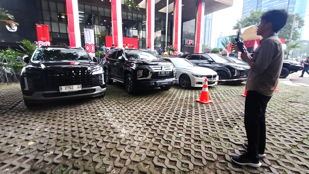 Penampakan Kendaraan Mewah Wamenaker Noel Disita KPK Sejumlah mobil milik Wakil Menteri Ketenagakerjaan Immanuel Ebenezer yang disita KPK diparkir di depan Gedung Merah Putih KPK, Jakarta Selatan, Kamis (21/8/2025). (Beritanasional.com/Oke Atmaja)