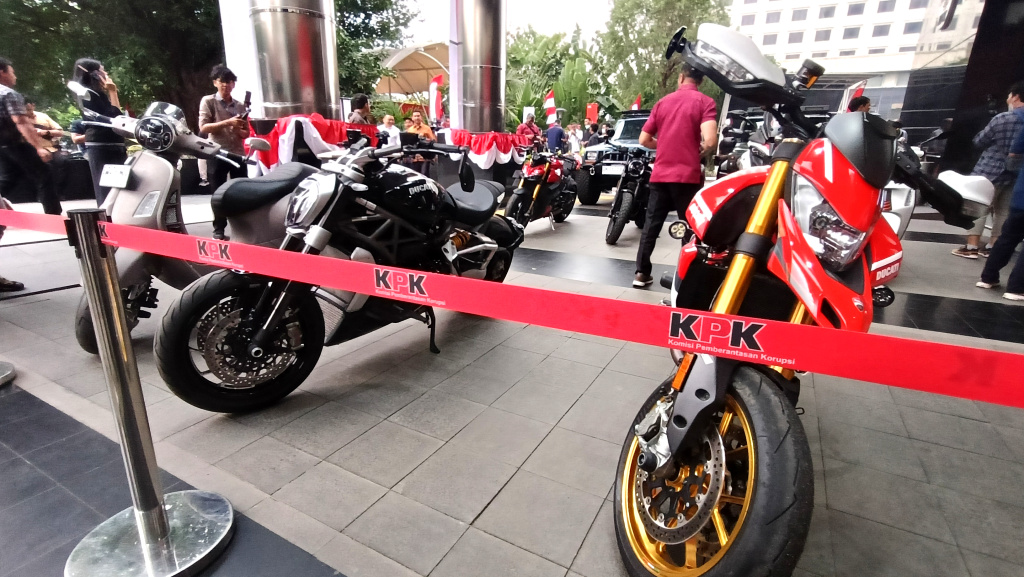 Penampakan Kendaraan Mewah Wamenaker Noel Disita KPK Sejumlah mobil milik Wakil Menteri Ketenagakerjaan Immanuel Ebenezer yang disita KPK diparkir di depan Gedung Merah Putih KPK, Jakarta Selatan, Kamis (21/8/2025). (Beritanasional.com/Oke Atmaja)