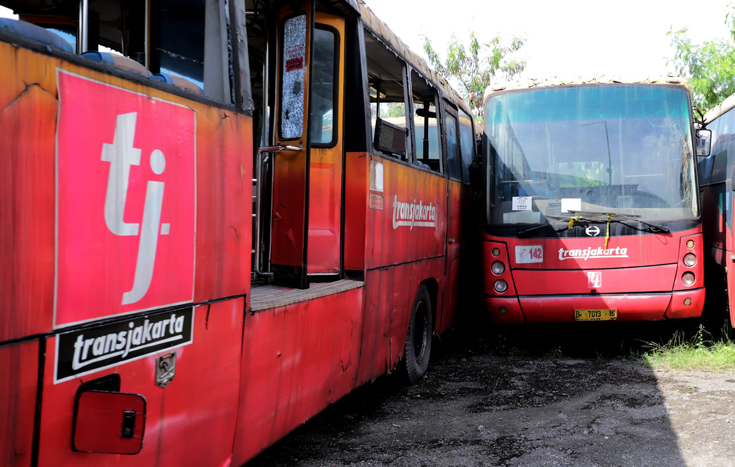 Deretan bus TransJakarta rusak dan tidak terawat terparkir di kawasan Terminal Terpadu Pulo Gebang, Jakarta Timur, Selasa (23/4/2024). (BeritaNasional.com/Oke Atmaja)