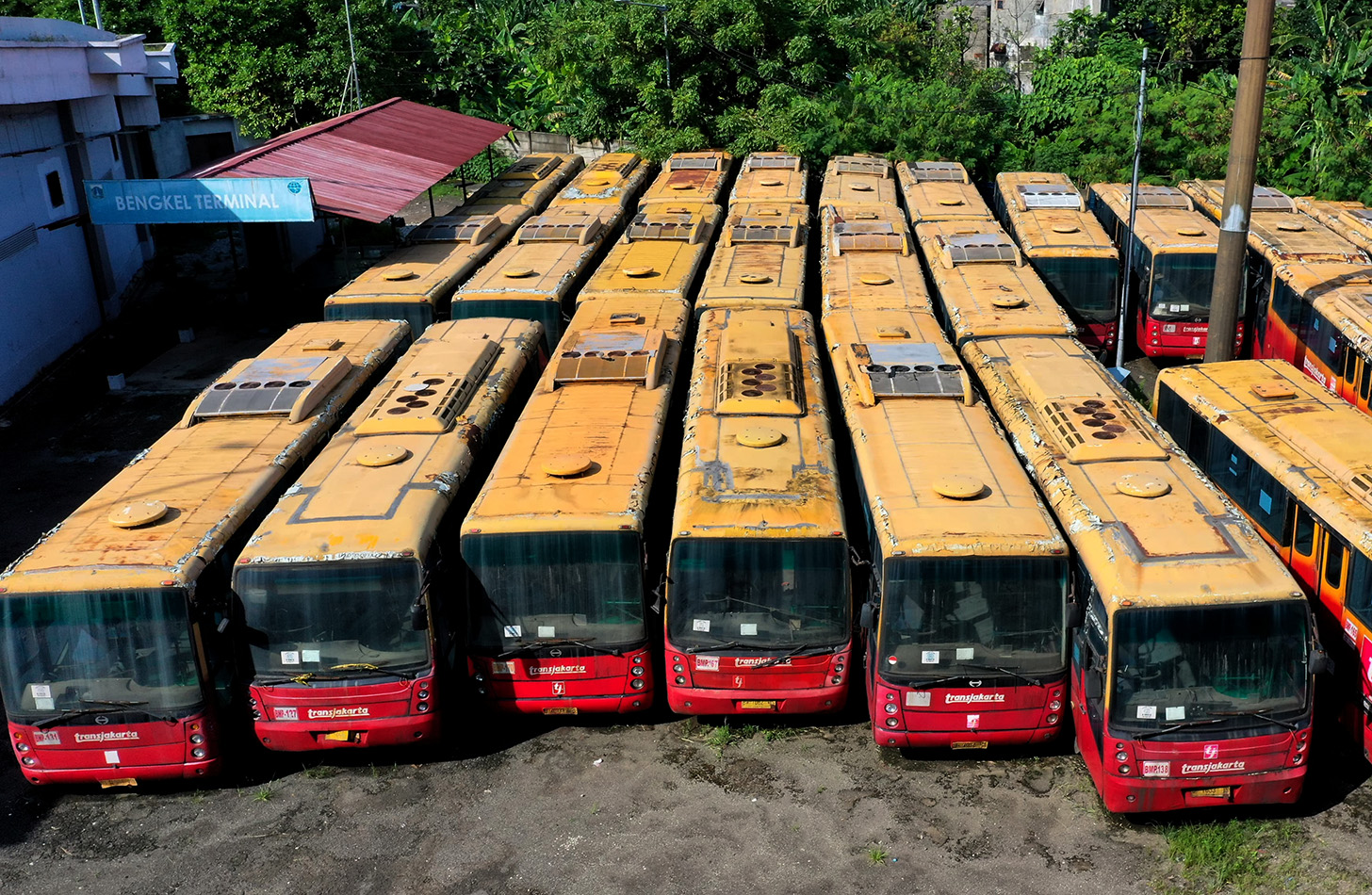 Deretan bus TransJakarta rusak dan tidak terawat terparkir di kawasan Terminal Terpadu Pulo Gebang, Jakarta Timur, Selasa (23/4/2024). (BeritaNasional.com/Oke Atmaja)