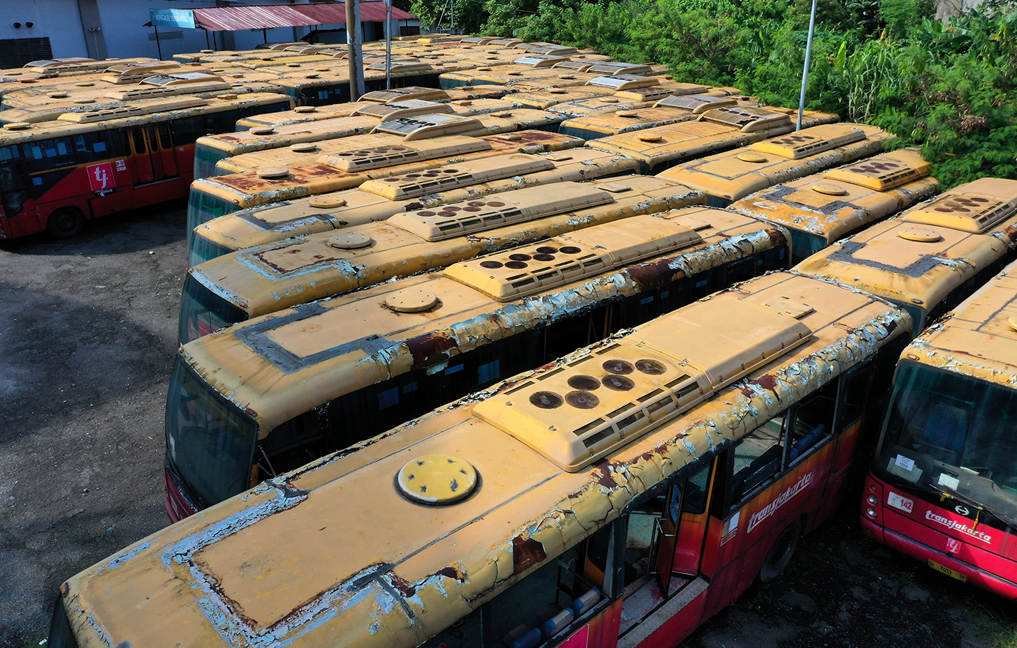 Deretan bus TransJakarta rusak dan tidak terawat terparkir di kawasan Terminal Terpadu Pulo Gebang, Jakarta Timur, Selasa (23/4/2024). (BeritaNasional.com/Oke Atmaja)