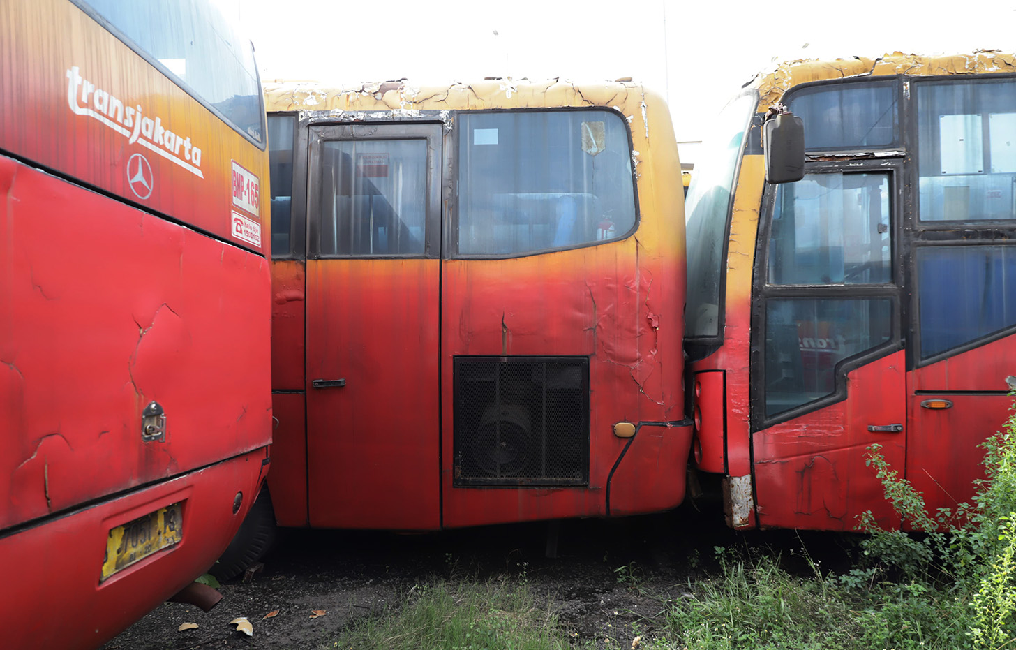 Deretan bus TransJakarta rusak dan tidak terawat terparkir di kawasan Terminal Terpadu Pulo Gebang, Jakarta Timur, Selasa (23/4/2024). (BeritaNasional.com/Oke Atmaja)