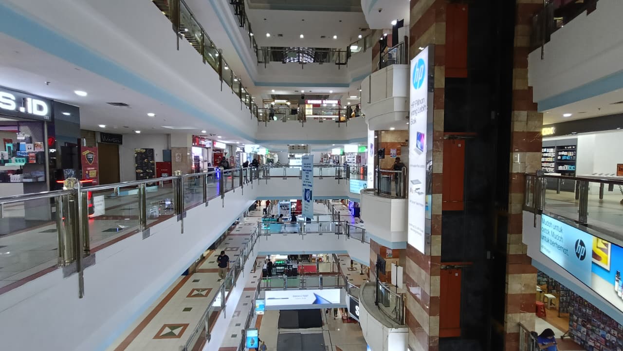 Suasana di Mal Ambasador, Jakarta, Kamis (4/12/2025). (Beritanasional.com/Oke Atmaja)