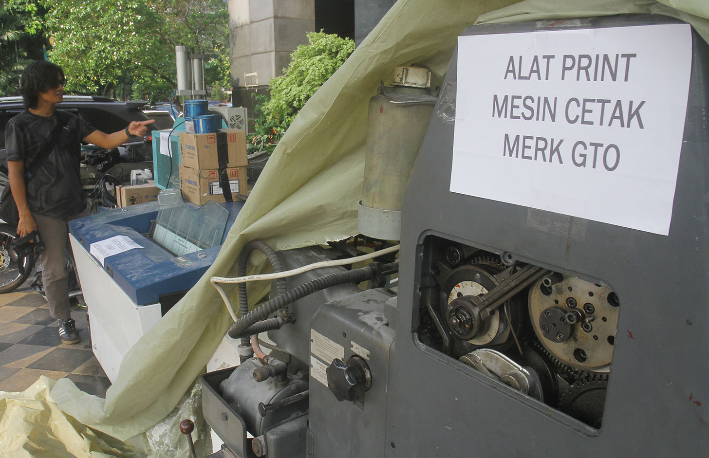 Jurnalis mengambil gambar mesin pencetak uang palsu di Polda Metro Jaya, Jum'at (21/6/2024).(BeritaNasional.Com/Oke Atmaja)