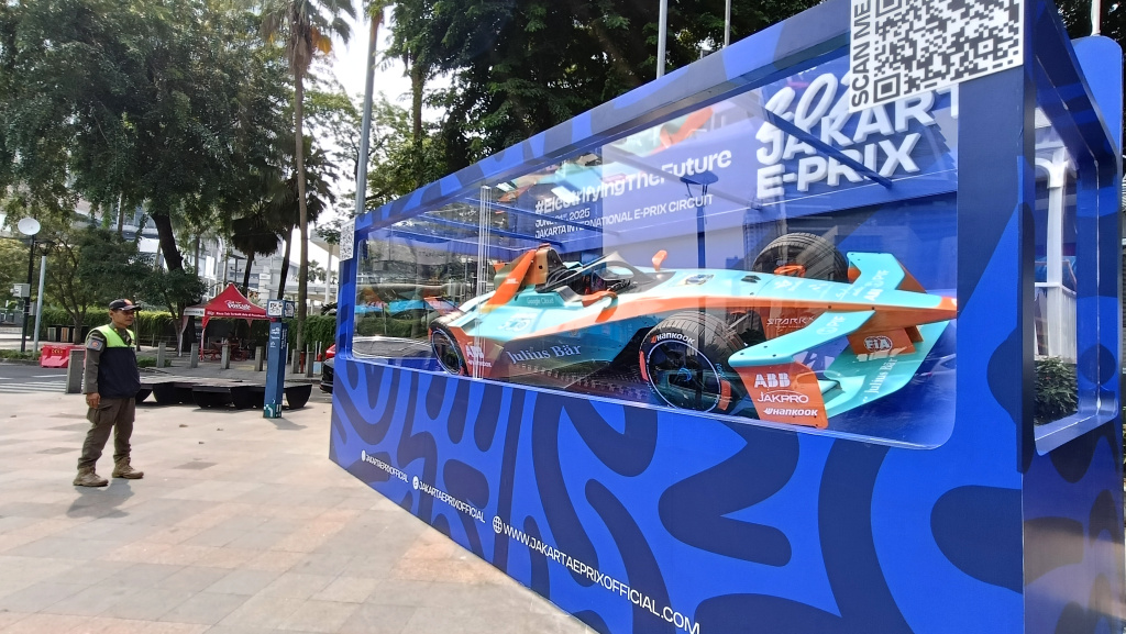 Penampakan Replika Mobil Balap Formula E di Bundaran HI Warga melihat replika mobil balap listrik Formula E Gen3 Evo yang dipamerkan di kawasan Bundaran HI, Jakarta, Senin (2/6/2025). (Berita nasional.com/Oke Atmaja)