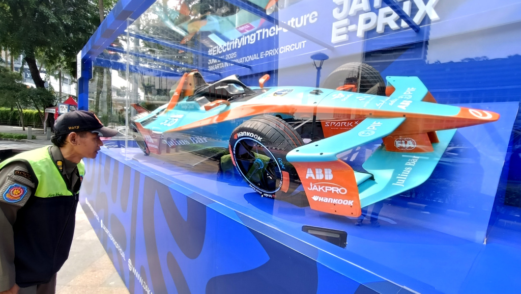 Penampakan Replika Mobil Balap Formula E di Bundaran HI Warga melihat replika mobil balap listrik Formula E Gen3 Evo yang dipamerkan di kawasan Bundaran HI, Jakarta, Senin (2/6/2025). (Berita nasional.com/Oke Atmaja)
