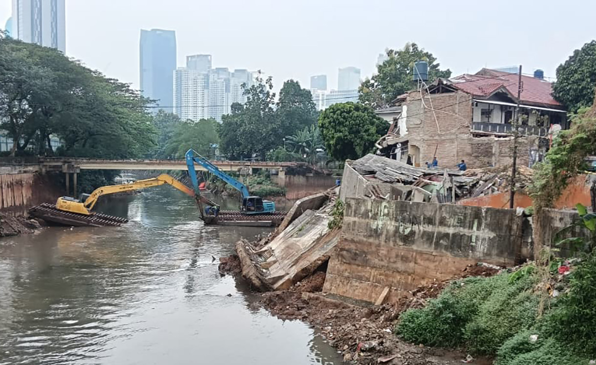 Petugas  Sumber Daya Air( SDA)  Jakarta Pusat  membereskan rerutuhan akibat tanah lonsor di area, Dipo Sampah Pasar Pintu Air, Jalan Petamburan, Tanah Abang, Jakarta, Sabtu (27/6/2026).   (Beritanasional.com/Oke Atmaja)