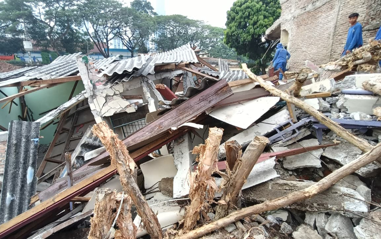 Petugas  Sumber Daya Air( SDA)  Jakarta Pusat  membereskan rerutuhan akibat tanah lonsor di area, Dipo Sampah Pasar Pintu Air, Jalan Petamburan, Tanah Abang, Jakarta, Sabtu (27/6/2026).   (Beritanasional.com/Oke Atmaja)