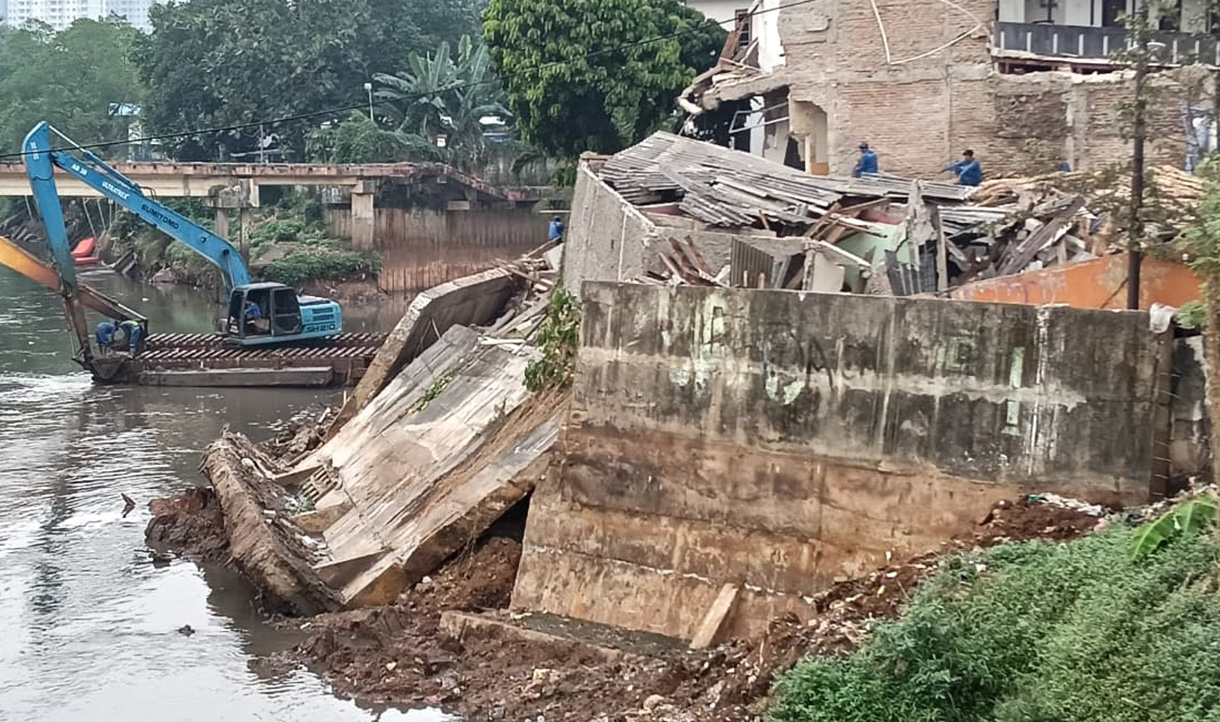 Petugas  Sumber Daya Air( SDA)  Jakarta Pusat  membereskan rerutuhan akibat tanah lonsor di area, Dipo Sampah Pasar Pintu Air, Jalan Petamburan, Tanah Abang, Jakarta, Sabtu (27/6/2026).   (Beritanasional.com/Oke Atmaja)
