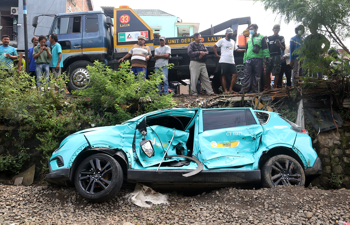 Taksi Green SM usai tertabrak kereta KRL di kawasan perlintasan kereta Ampera, Bekasi, Jawa Barat, Selasa (28/4/2026). (Beritanasional.com/Oke Atmaja)