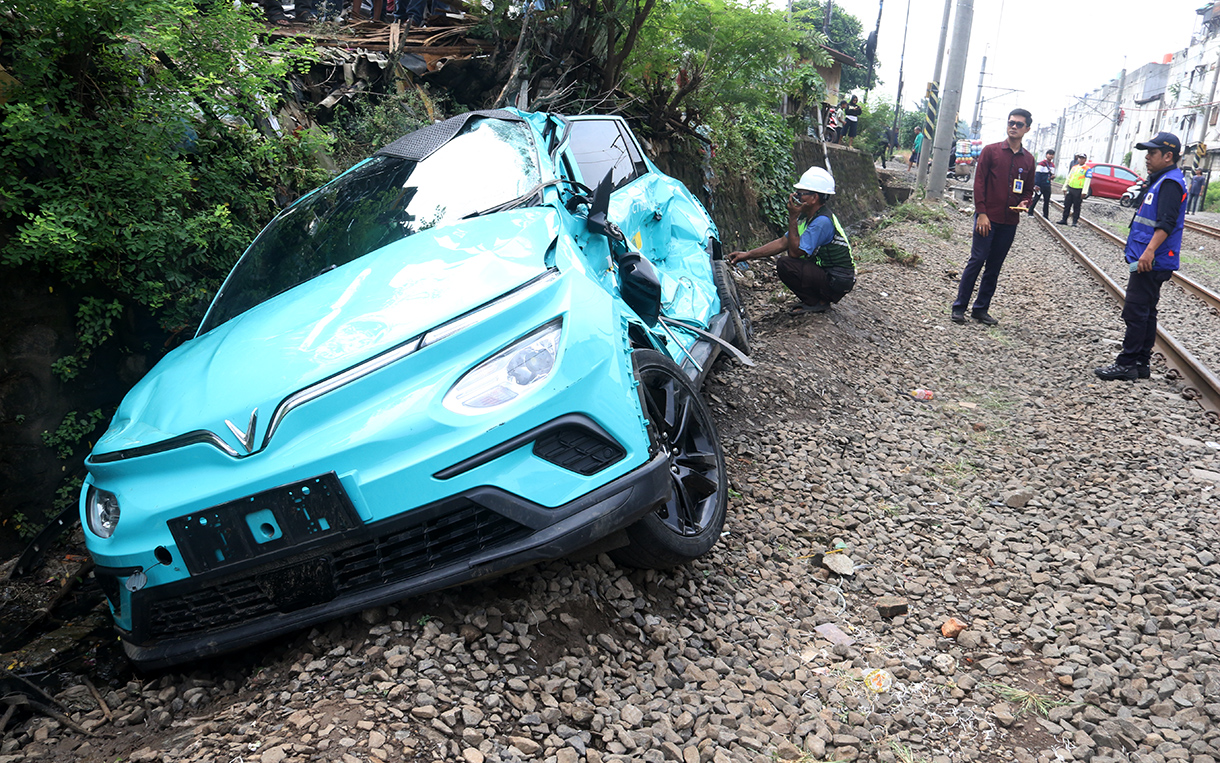 Kondisi mobil taksi Green SM usai tertabrak kereta KRL di kawasan perlintasan kereta Ampera, Bekasi, Jawa Barat, Selasa (28/4/2026). (Beritanasional.com/Oke Atmaja)