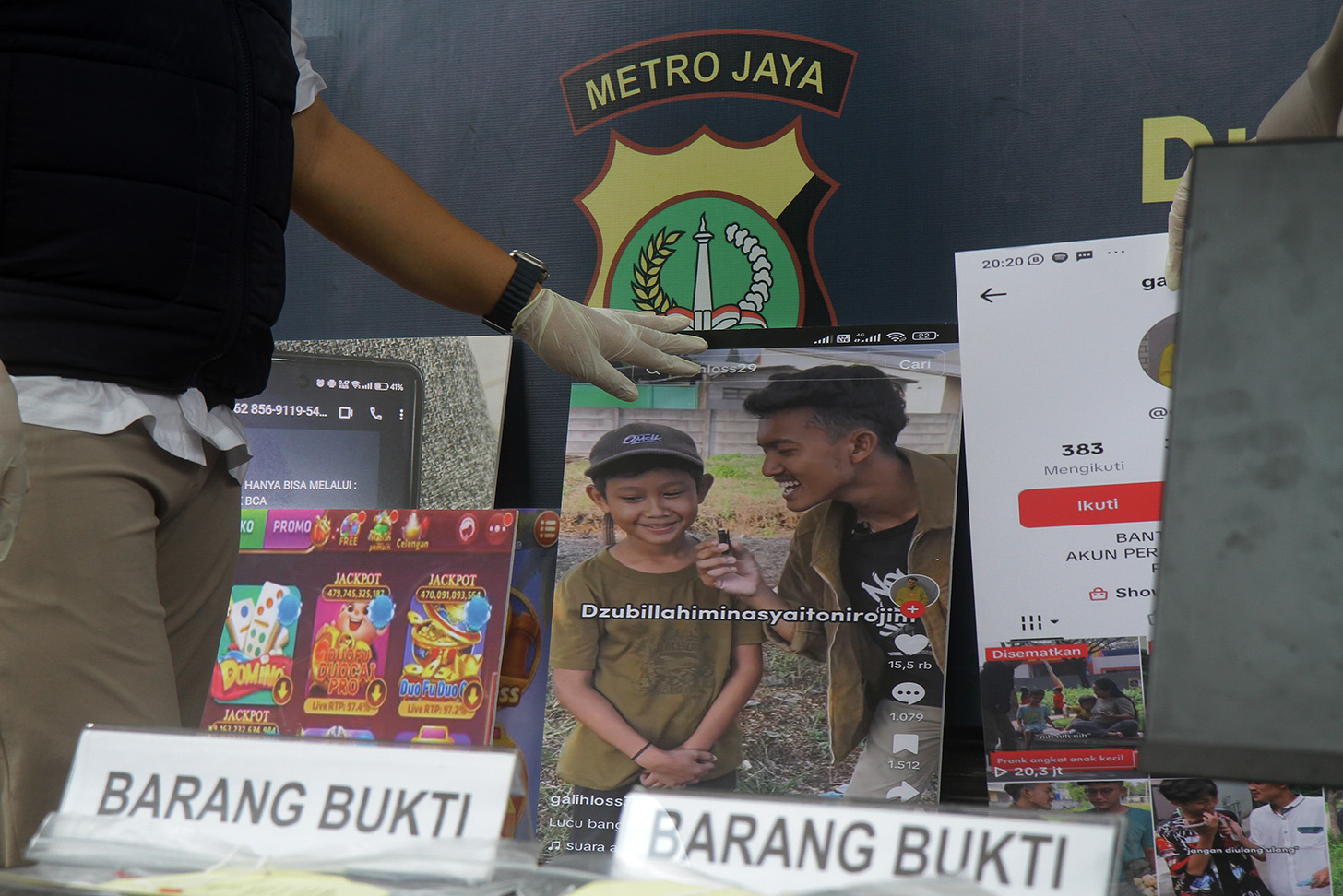 Tiktokers Galih Loss tersangka penistaan agama dihadirkan saat dalam jumpa pers di Polda Metro Jaya, Jakarta, Jumat (26/4/2024).(BeritaNasional.com/Oke Atmaja)