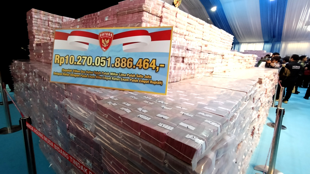 Tumpukan uang pecahan Rp 100.000 tampak di Gedung Kejaksaan Agung (Kejagung), Jakarta, Rabu (13/5/2026). (Beritanasional.com/Oke Atmaja)
