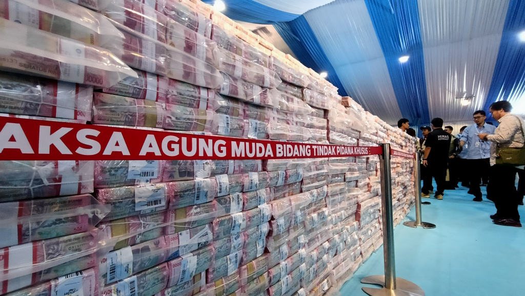 Tumpukan uang pecahan Rp 100.000 tampak di Gedung Kejaksaan Agung (Kejagung), Jakarta, Rabu (13/5/2026). (Beritanasional.com/Oke Atmaja)