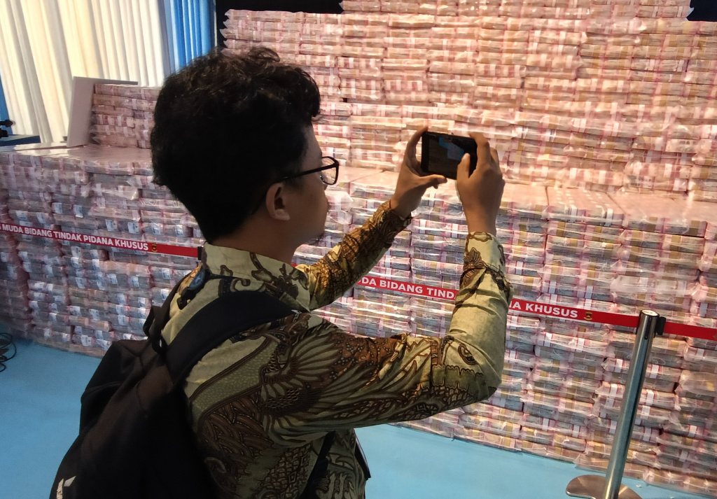 Tumpukan uang pecahan Rp 100.000 tampak di Gedung Kejaksaan Agung (Kejagung), Jakarta, Rabu (13/5/2026). (Beritanasional.com/Oke Atmaja)