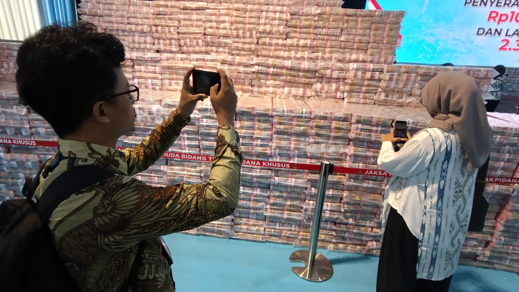 Tumpukan uang pecahan Rp 100.000 tampak di Gedung Kejaksaan Agung (Kejagung), Jakarta, Rabu (13/5/2026). (Beritanasional.com/Oke Atmaja)