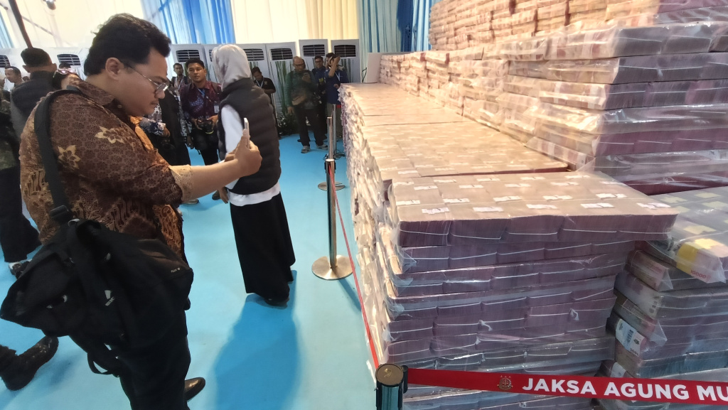 Tumpukan uang pecahan Rp 100.000 tampak di Gedung Kejaksaan Agung (Kejagung), Jakarta, Rabu (13/5/2026). (Beritanasional.com/Oke Atmaja)