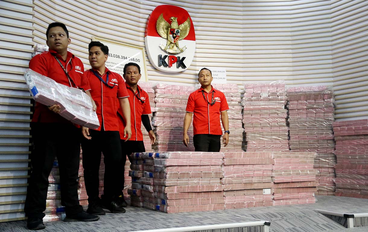 Petugas memindakan uang yang merupakan barang rampasan negara saat acara penyerahan barang rampasan negara dari KPK kepada PT TASPEN di Gedung Merah Putih KPK, Jakarta, Kamis (20/11/2025).  (Beritanasional.com/Oke Atmaja)