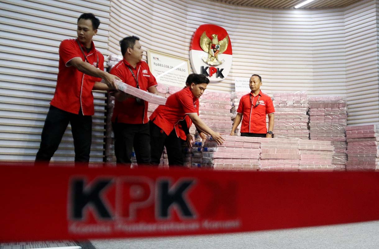 Petugas memindakan uang yang merupakan barang rampasan negara saat acara penyerahan barang rampasan negara dari KPK kepada PT TASPEN di Gedung Merah Putih KPK, Jakarta, Kamis (20/11/2025).  (Beritanasional.com/Oke Atmaja)