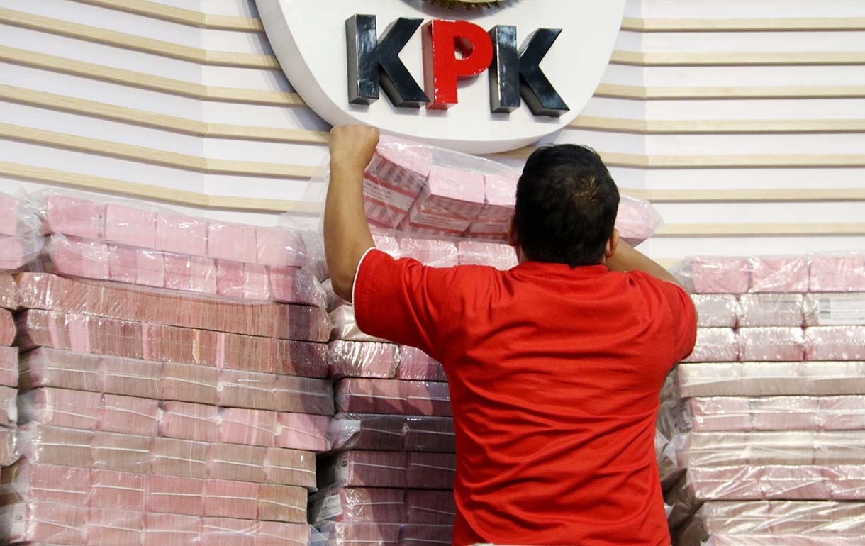 Petugas memindakan uang yang merupakan barang rampasan negara saat acara penyerahan barang rampasan negara dari KPK kepada PT TASPEN di Gedung Merah Putih KPK, Jakarta, Kamis (20/11/2025).  (Beritanasional.com/Oke Atmaja)