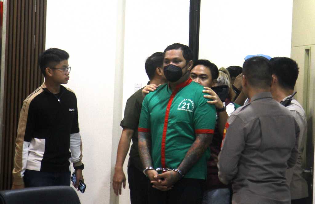 Polisi menampilkan musisi Virgoun ke publik dalam konferensi pers  pengungkapan kasus penyalahgunaan narkoba di Mapolres Jakarta Barat, Selasa (25/6/2024).  (Berita Nasional.Com/Oke Atmaja)