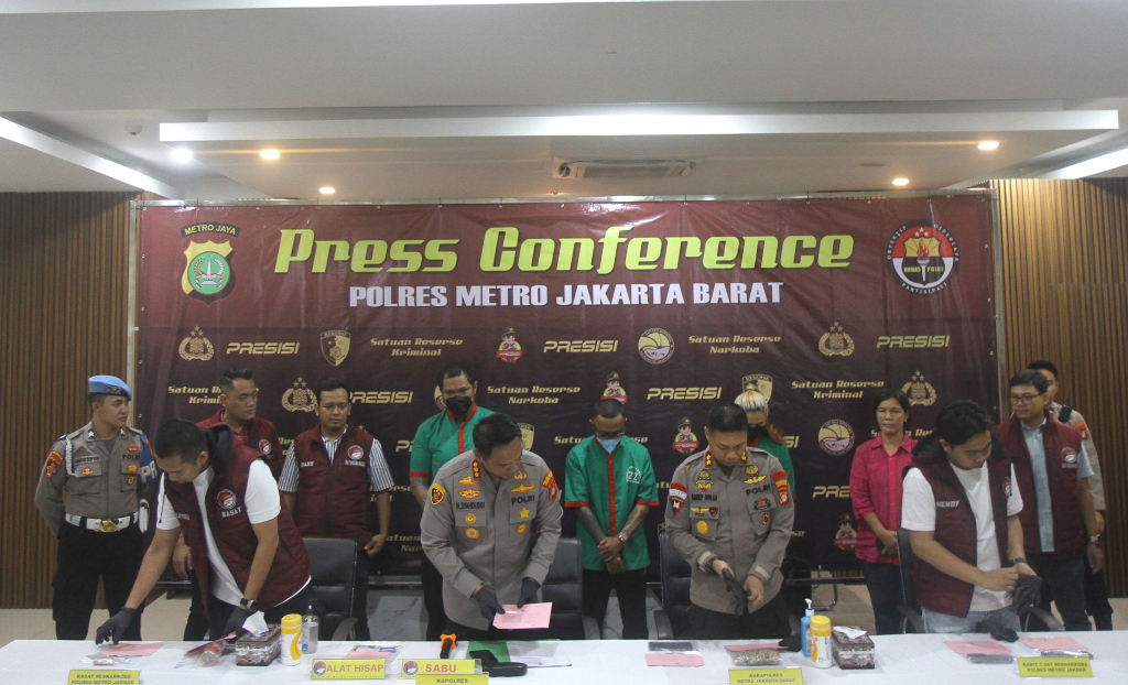 Polisi menampilkan musisi Virgoun ke publik dalam konferensi pers  pengungkapan kasus penyalahgunaan narkoba di Mapolres Jakarta Barat, Selasa (25/6/2024).  (Berita Nasional.Com/Oke Atmaja)