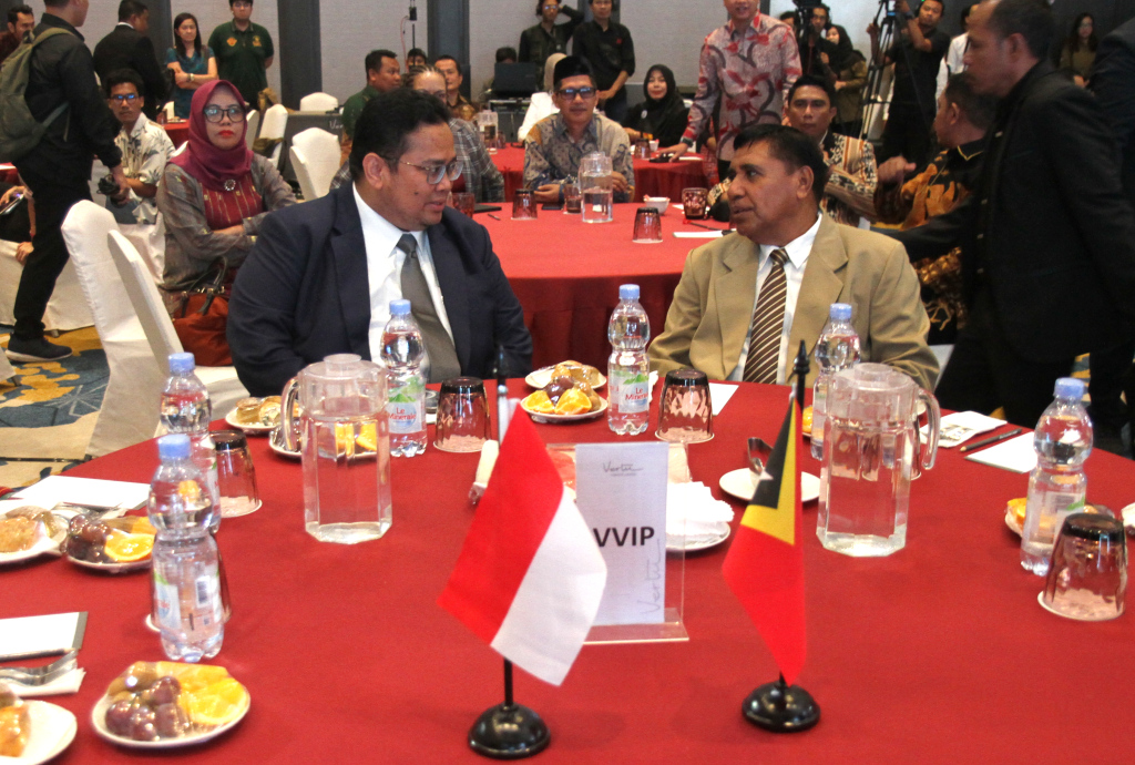 Ketua Bawaslu Rahmat Bagja (kiri) Bersama Presiden Komisi Nasional Pemilihan Umum Republik Demokratik Timor-Leste Jose Agostinho da Costa Belo (kanan) usai  menandatangani kerja sama Kesepahaman antara Badan Pengawas Pemilihan Umum  di Jakarta, Rabu (18/9/2024).  (Berita Nasional.com/Oke Atmaja)