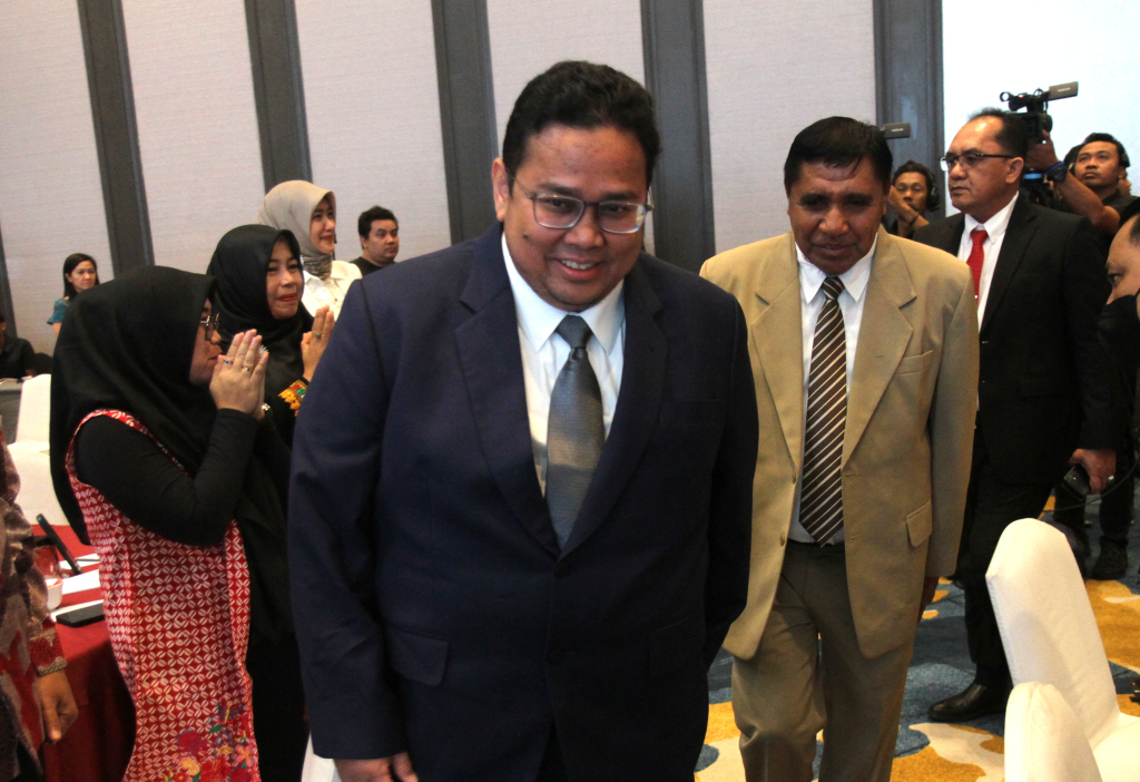 Ketua Bawaslu Rahmat Bagja (kiri) Bersama Presiden Komisi Nasional Pemilihan Umum Republik Demokratik Timor-Leste Jose Agostinho da Costa Belo (kanan) usai  menandatangani kerja sama Kesepahaman antara Badan Pengawas Pemilihan Umum  di Jakarta, Rabu (18/9/2024).  (Berita Nasional.com/Oke Atmaja)