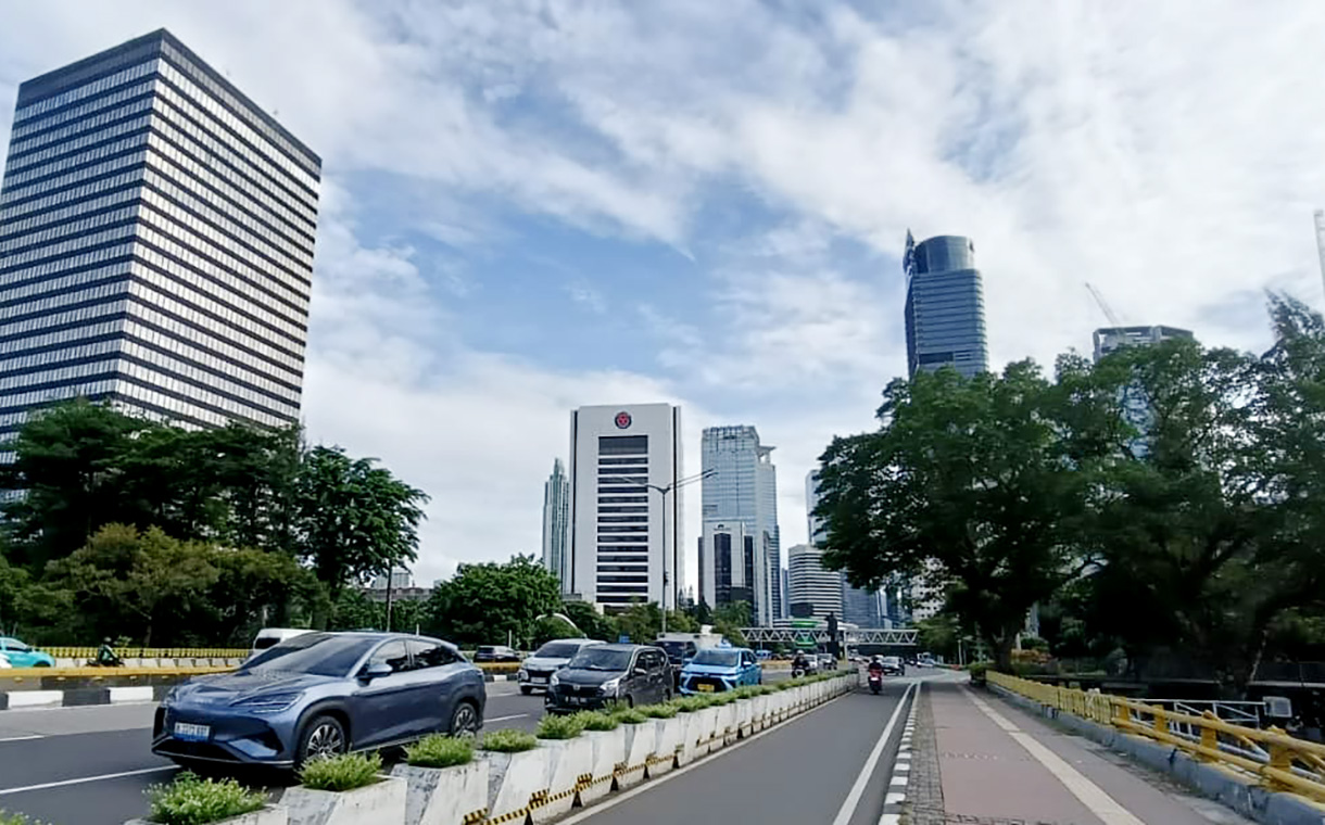 Warga melintas di jembatan Dukuh Atas, Jakarta, Selasa (25/11/2025).(Beritanasional.com/Oke Atmaja)