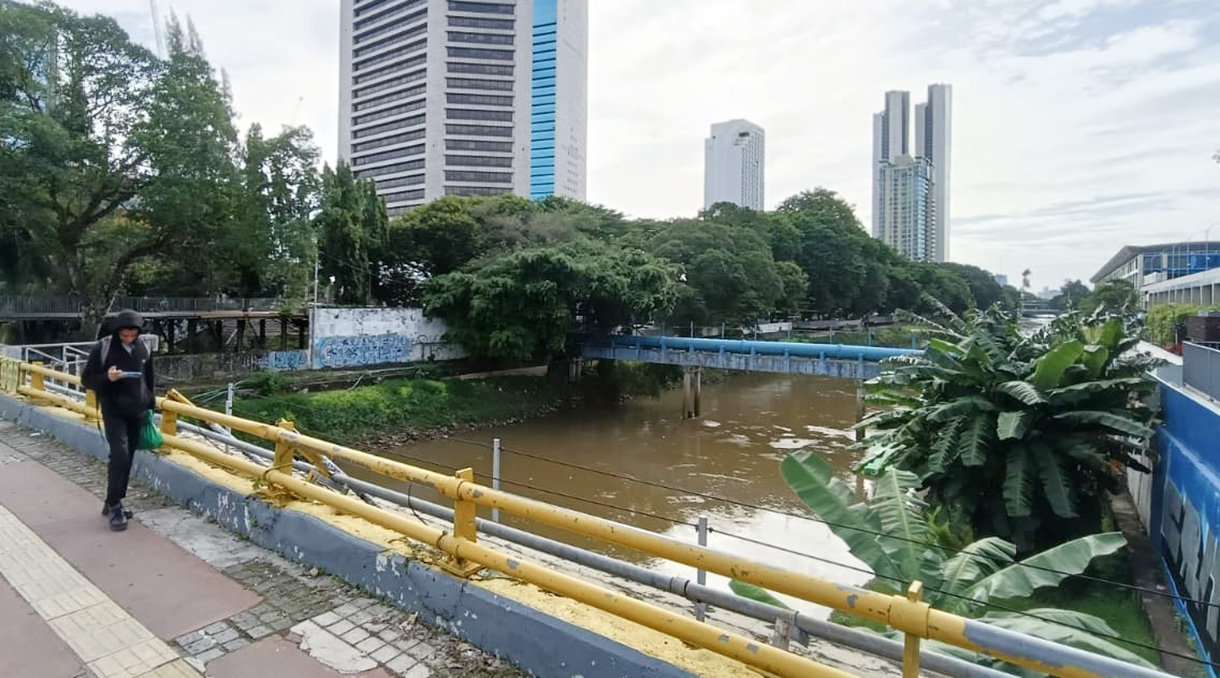 Warga melintas di jembatan Dukuh Atas, Jakarta, Selasa (25/11/2025).(Beritanasional.com/Oke Atmaja)