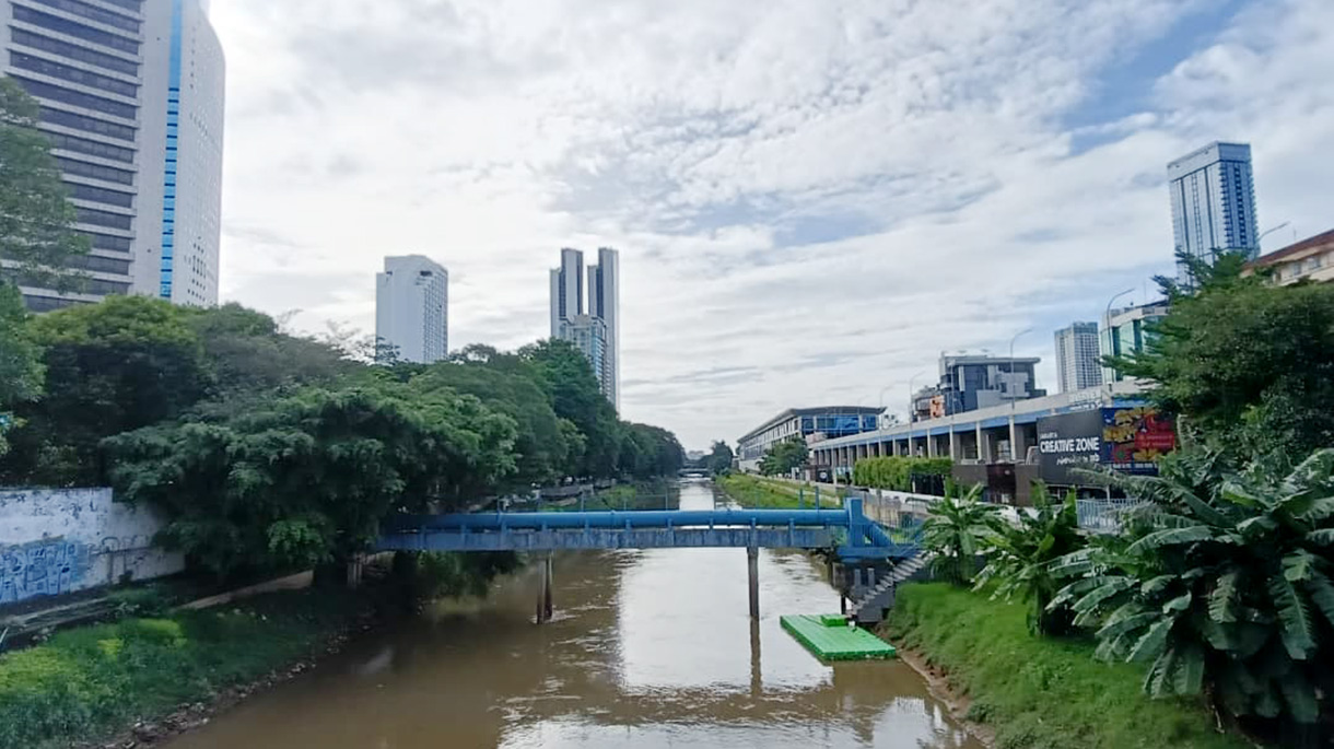 Warga melintas di jembatan Dukuh Atas, Jakarta, Selasa (25/11/2025).(Beritanasional.com/Oke Atmaja)