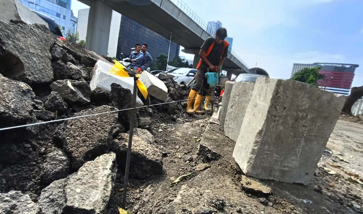 Pekerja menyelesaikan pekerjaan revitalisasi trotoar di Jl. H.R. Rasuna Said, Jakarta, Rabu (1/4/2026).   (Beritanasional.com/Oke Atmaja)