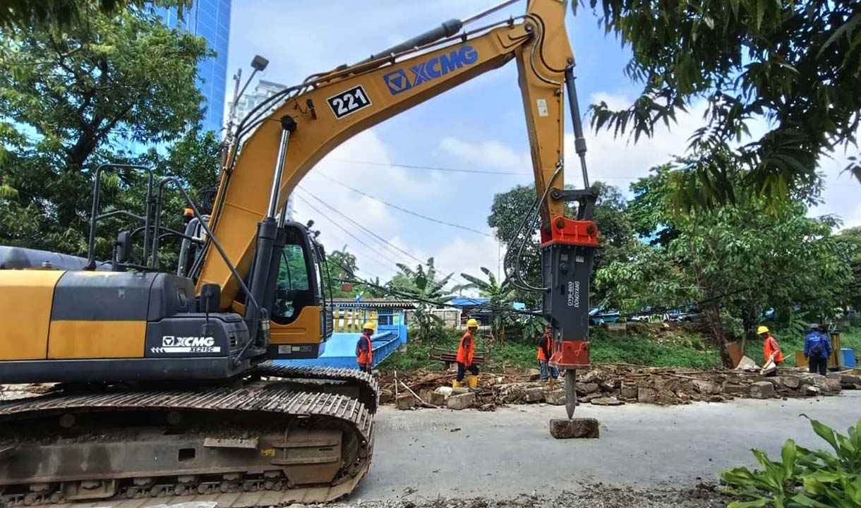 Pekerja menyelesaikan pekerjaan revitalisasi trotoar di Jl. H.R. Rasuna Said, Jakarta, Rabu (1/4/2026).   (Beritanasional.com/Oke Atmaja)