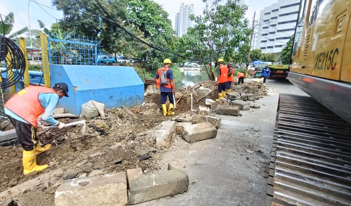 Pekerja menyelesaikan pekerjaan revitalisasi trotoar di Jl. H.R. Rasuna Said, Jakarta, Rabu (1/4/2026).   (Beritanasional.com/Oke Atmaja)