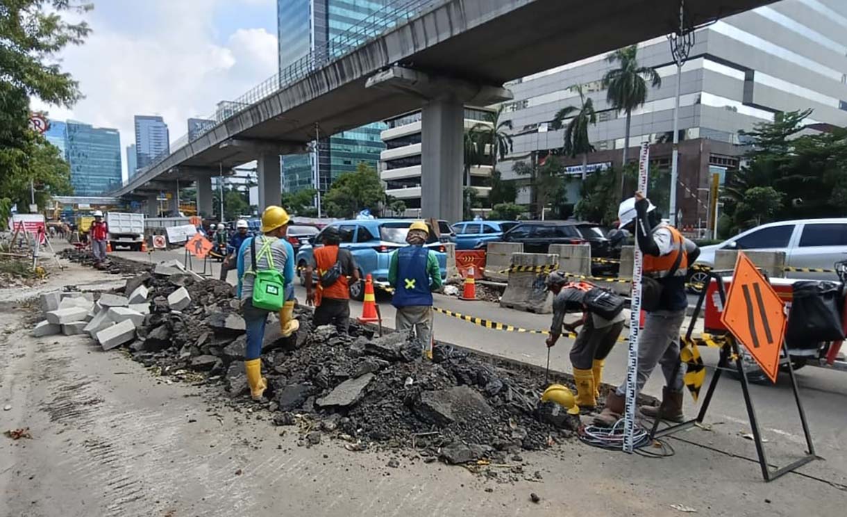Pekerja menyelesaikan pekerjaan revitalisasi trotoar di Jl. H.R. Rasuna Said, Jakarta, Rabu (1/4/2026).   (Beritanasional.com/Oke Atmaja)