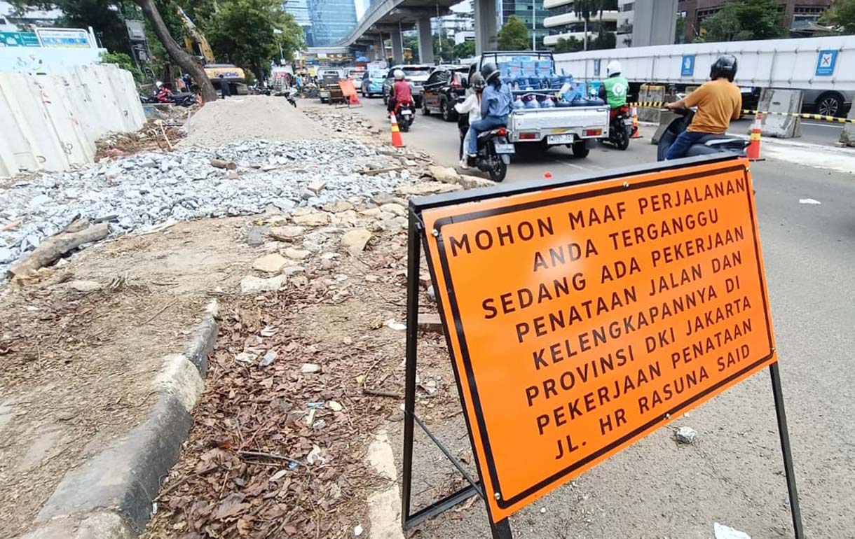 Pekerja menyelesaikan pekerjaan revitalisasi trotoar di Jl. H.R. Rasuna Said, Jakarta, Rabu (1/4/2026).   (Beritanasional.com/Oke Atmaja)