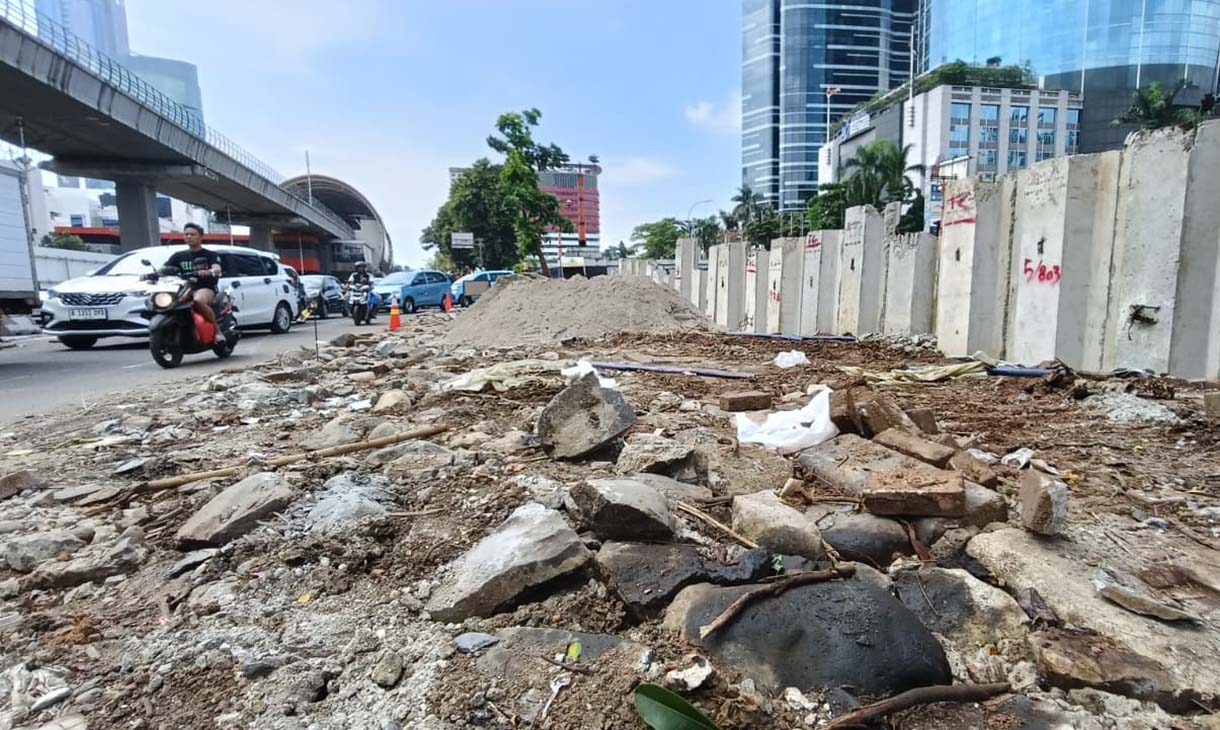 Pekerja menyelesaikan pekerjaan revitalisasi trotoar di Jl. H.R. Rasuna Said, Jakarta, Rabu (1/4/2026).   (Beritanasional.com/Oke Atmaja)