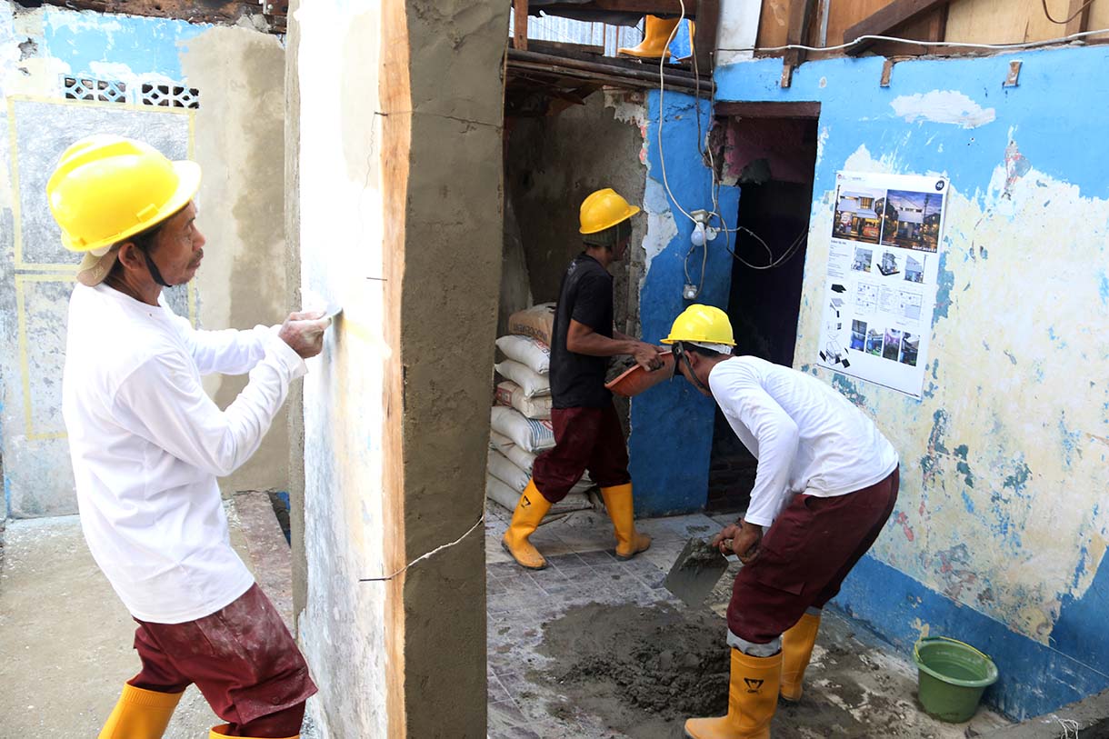 Pekerja merenovasi salah satu rumah warga pada program Penataan Kawasan Kumuh di Menteng Tenggulun, Jakarta, Kamis(2/4/2026). (Beritanasional.com/Oke Atmaja)