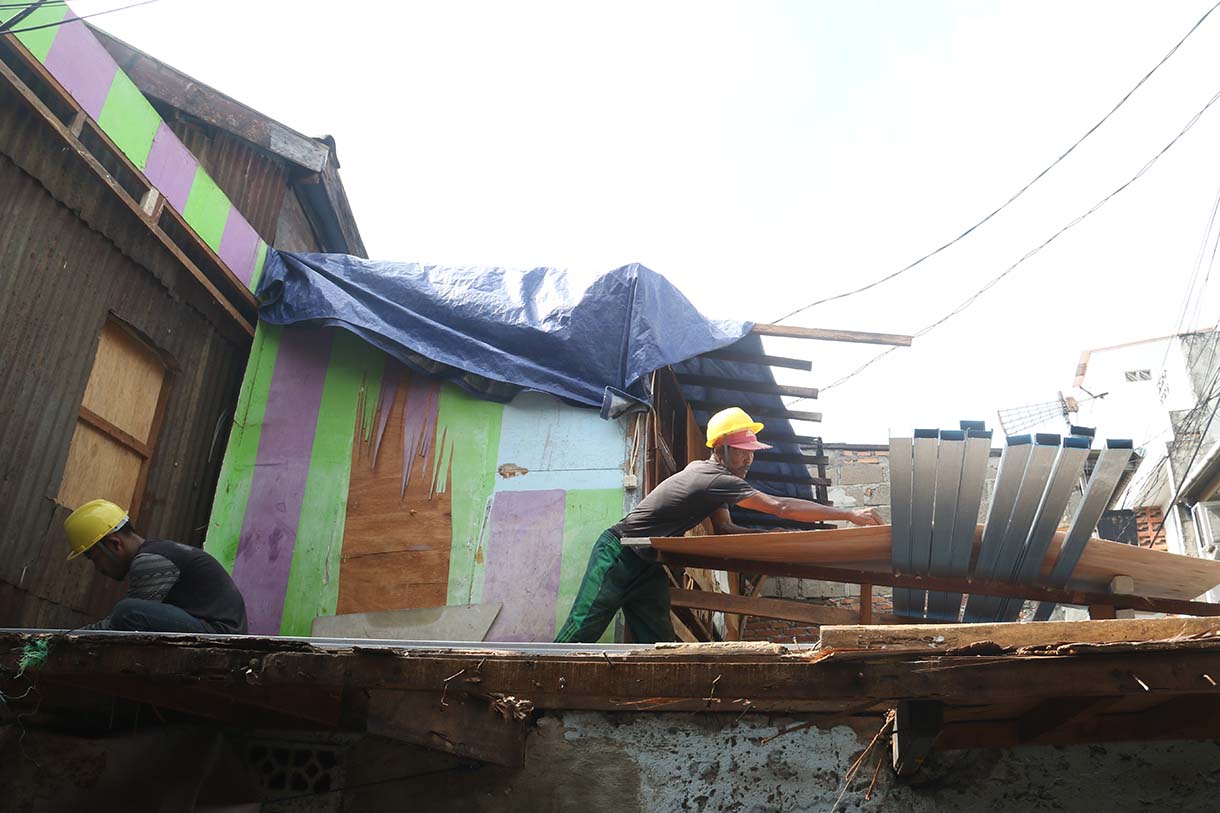 Pekerja merenovasi salah satu rumah warga pada program Penataan Kawasan Kumuh di Menteng Tenggulun, Jakarta. (Beritanasional.com/Oke Atmaja)