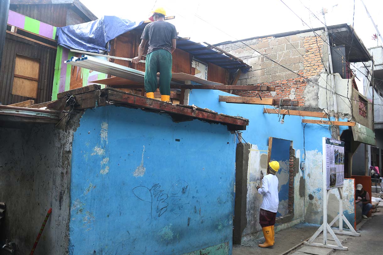 Pekerja merenovasi salah satu rumah warga pada program Penataan Kawasan Kumuh di Menteng Tenggulun, Jakarta, Kamis(2/4/2026). (Beritanasional.com/Oke Atmaja)