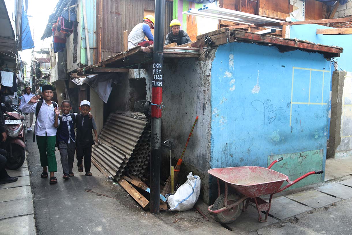 Pekerja merenovasi salah satu rumah warga pada program Penataan Kawasan Kumuh di Menteng Tenggulun, Jakarta, Kamis(2/4/2026). (Beritanasional.com/Oke Atmaja)